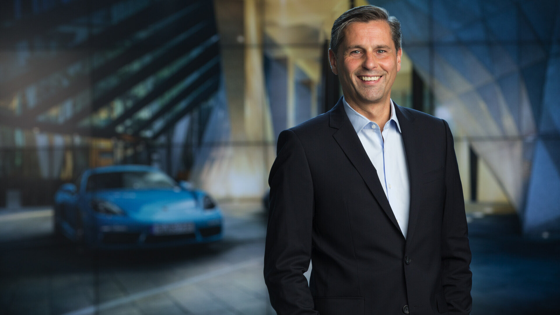 Klaus Zellmer, nuevo Presidente y Director Ejecutivo de Volvo Cars, sonriendo en un entorno moderno.