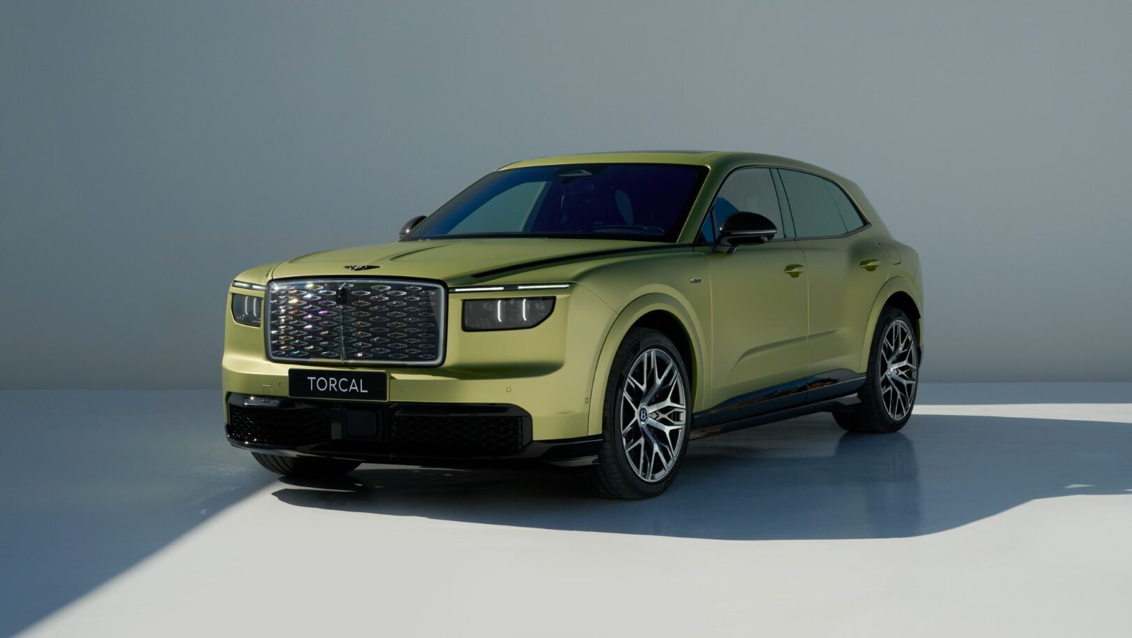 SUV eléctrico de lujo Bentley Torcal en un fondo claro