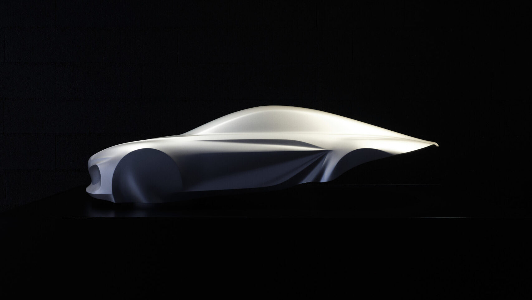 Escultura del futuro modelo Alpine A110 con velo azul