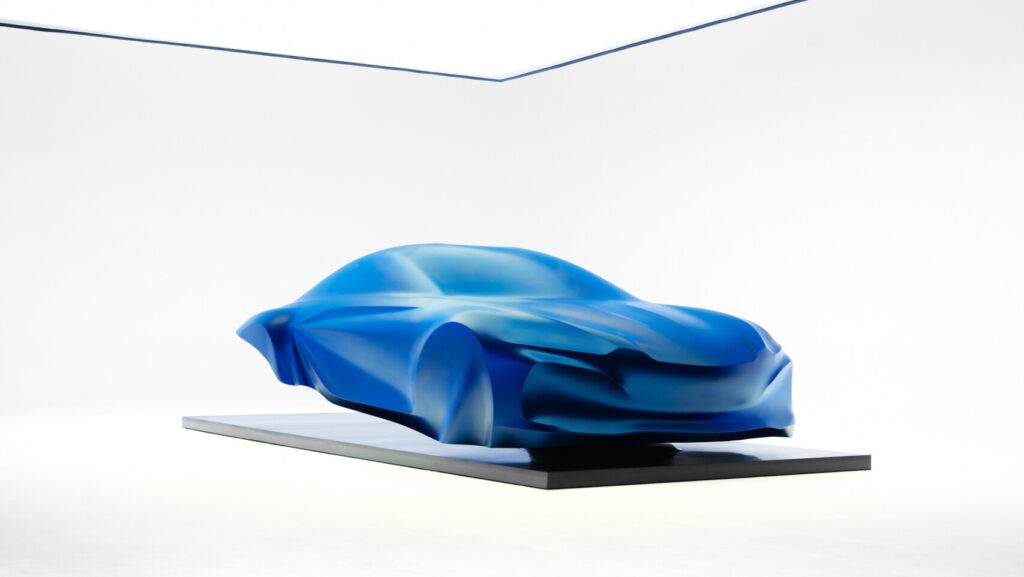 Escultura del futuro modelo Alpine A110 con velo azul