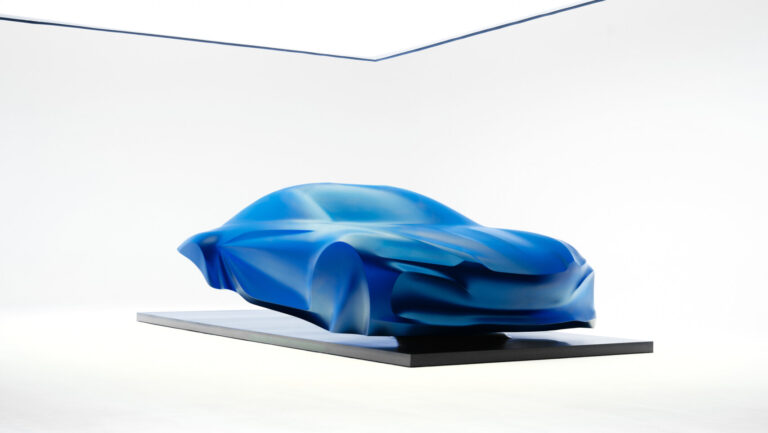 Escultura del futuro modelo Alpine A110 con velo azul