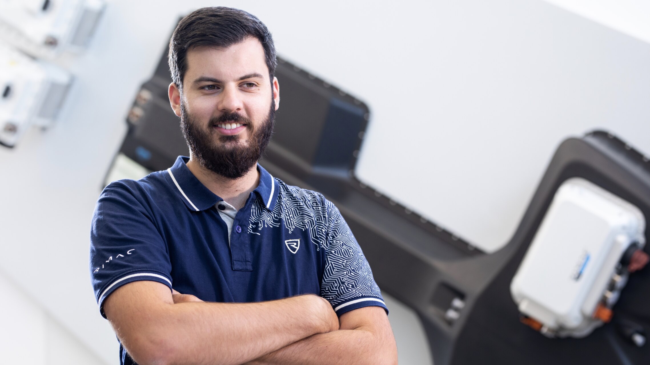 Persona con camiseta de Rimac en un entorno tecnológico