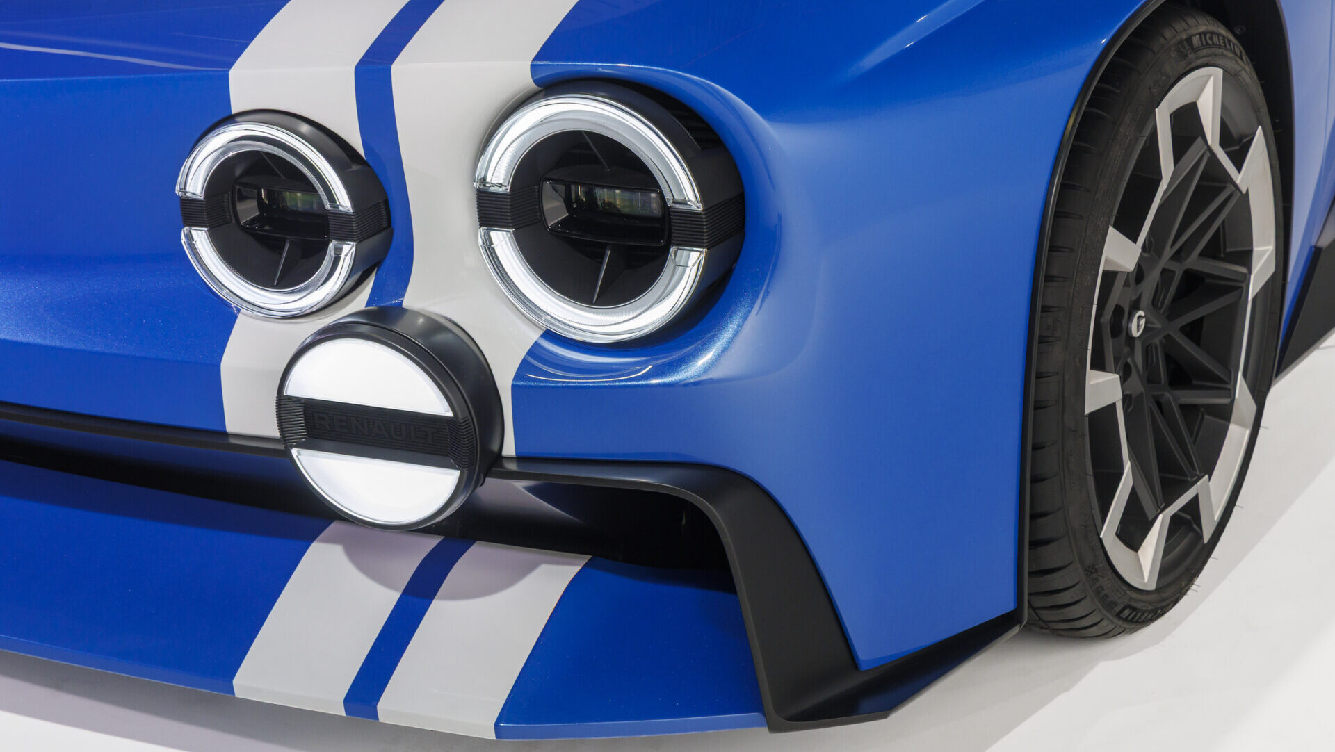 Detalle frontal del Renault 8 Gordini Concept con franjas blancas y luces