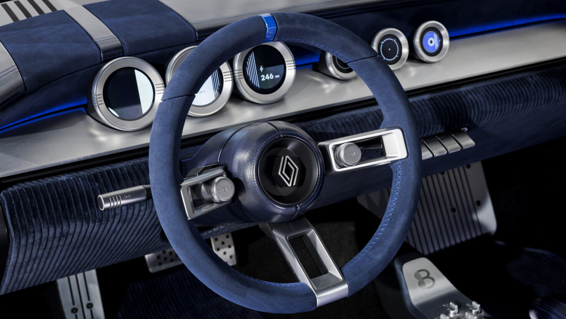 Interior del Renault 8 Gordini Concept con volante y panel de instrumentos