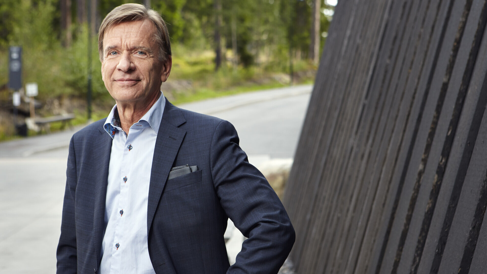 Klaus Zellmer, nuevo presidente de Volvo Cars, posando en un entorno natural.