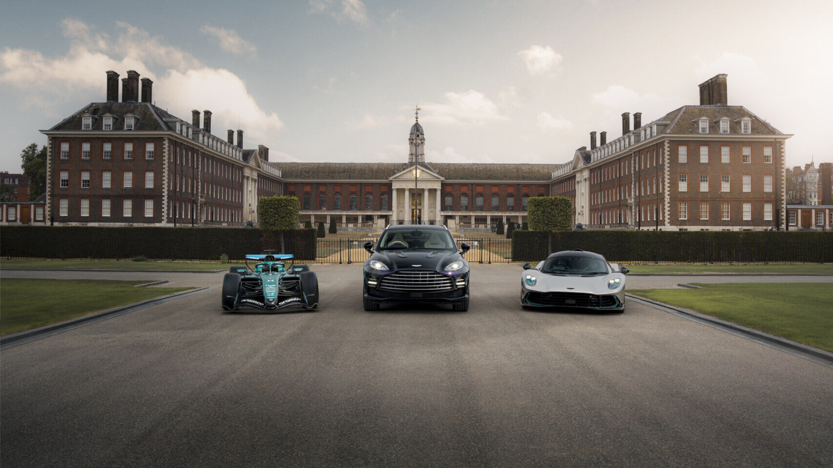 Aston Martin DBX GT en un entorno elegante con otros vehículos de lujo