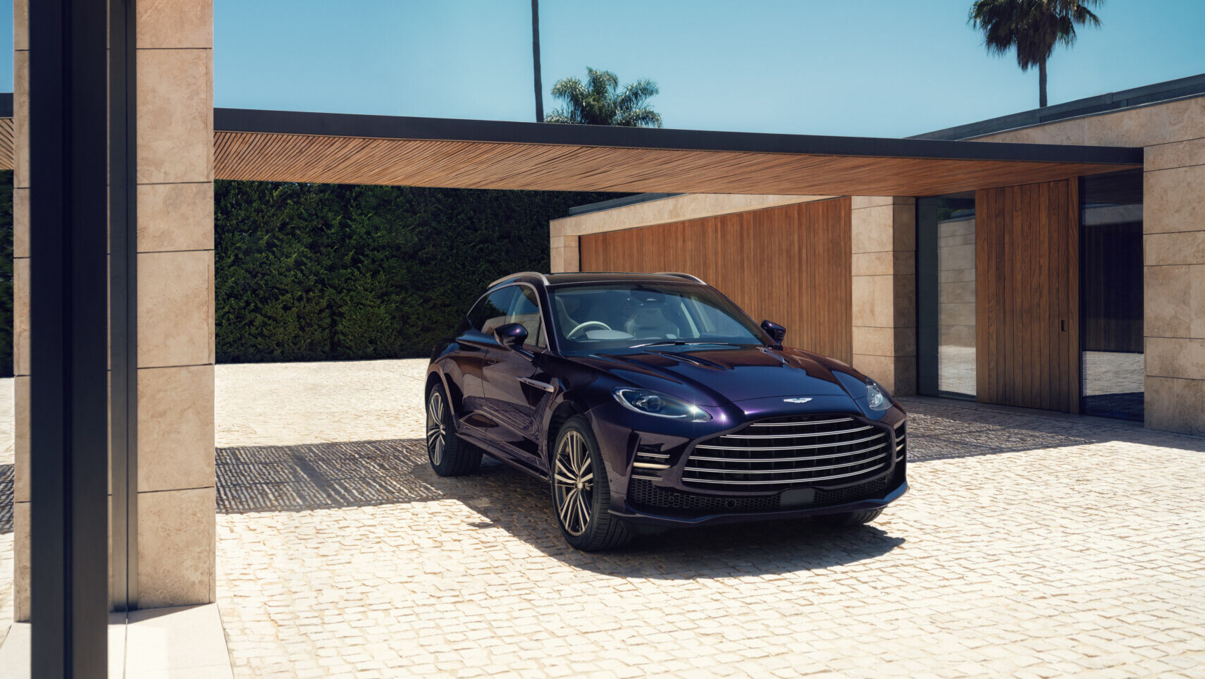 Aston Martin DBX GT en un entorno elegante y moderno