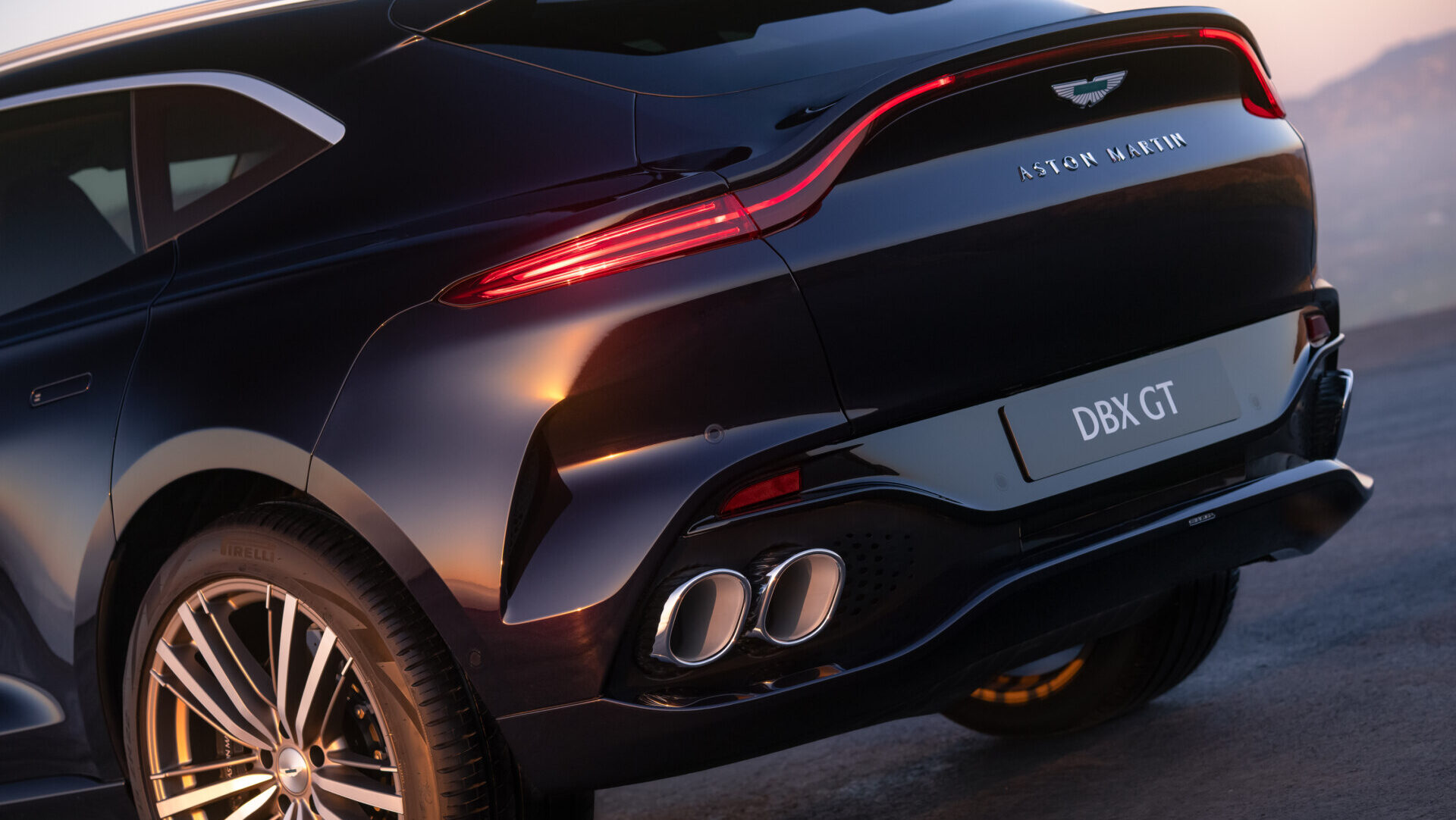 Vista trasera del Aston Martin DBX GT con detalles elegantes y llantas de lujo