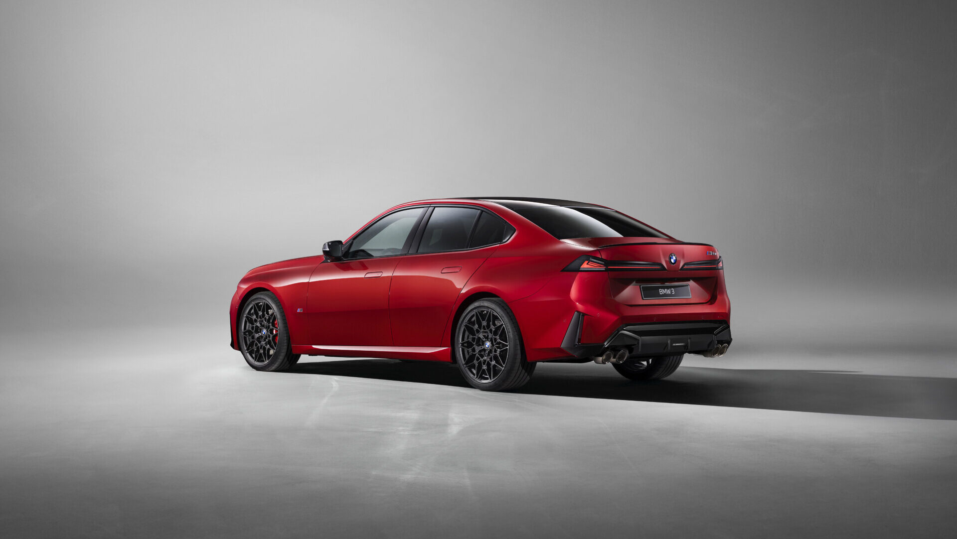 Vista trasera del nuevo BMW Serie 3 en color rojo