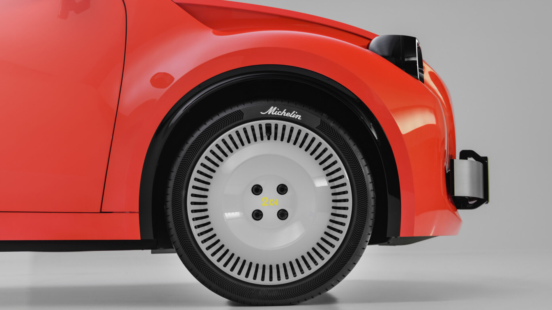 Vista lateral del Citroën 2CV Concept con diseño moderno y rueda Michelin.