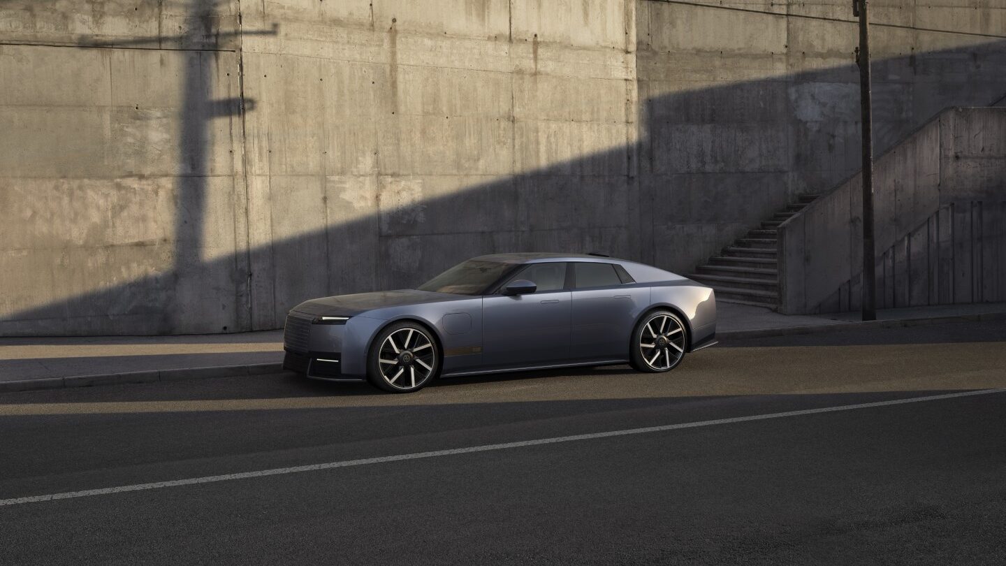Jaguar Type 01 en un entorno urbano con diseño moderno y aerodinámico