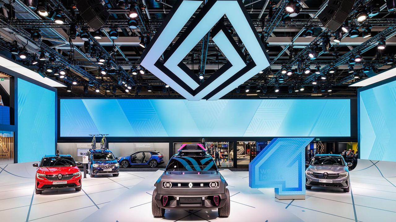 Stand de Renault en el Salón del Automóvil de París 2026 con varios vehículos eléctricos