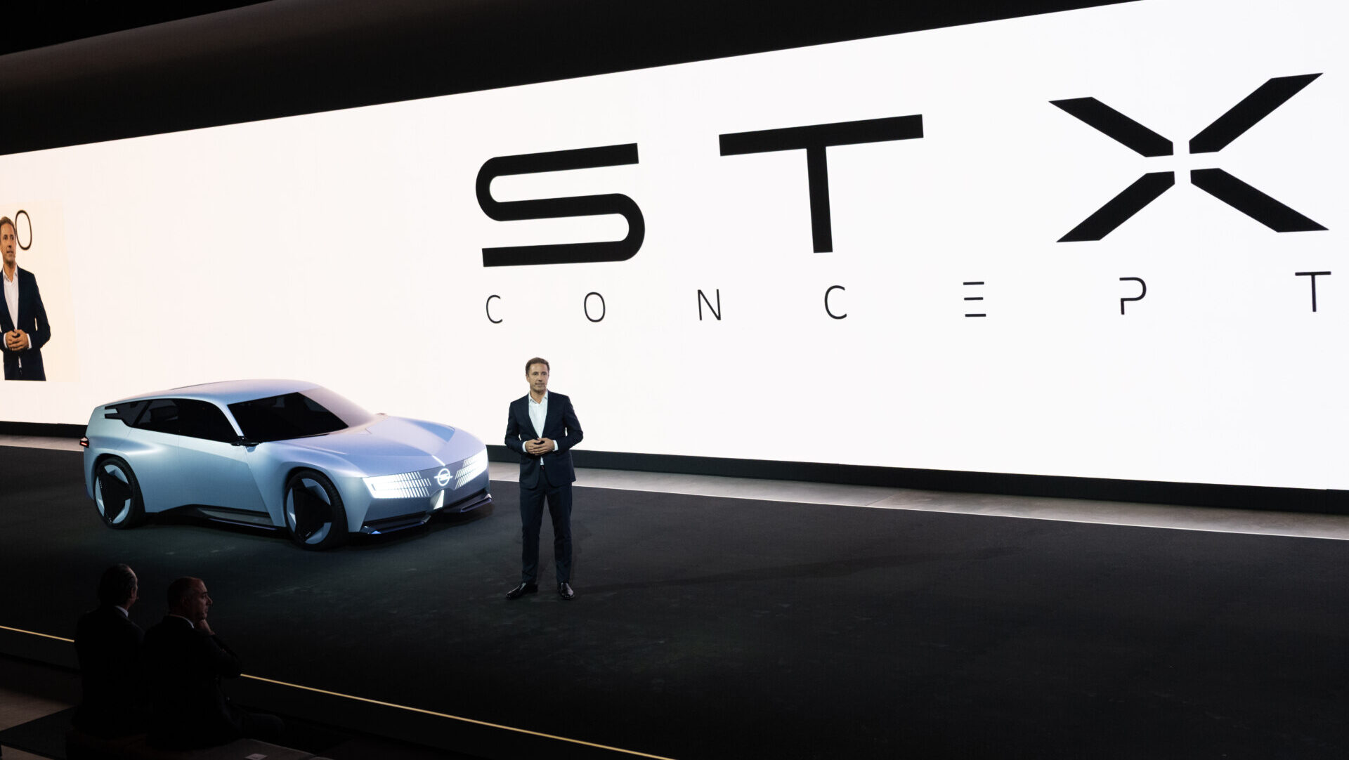 Presentación del prototipo Opel STX Concept en el Salón del Automóvil de París 2026.