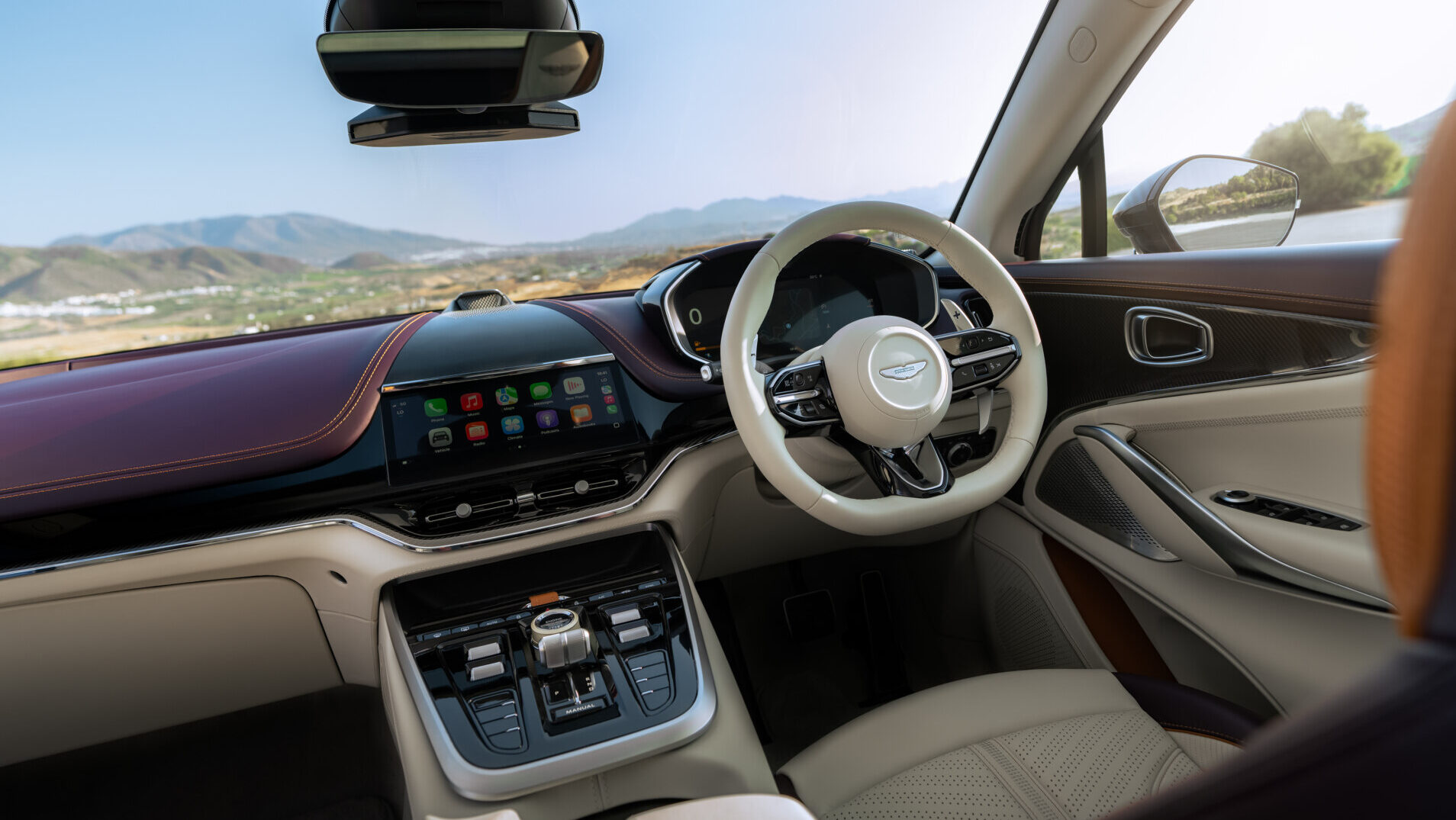 Interior del Aston Martin DBX GT con detalles de lujo y tecnología avanzada
