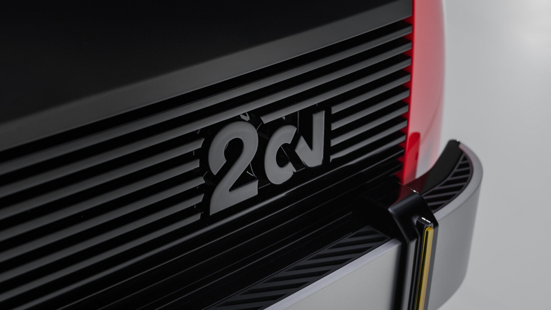 Vista del logo 2CV en el Citroën 2CV Concept presentado en París.