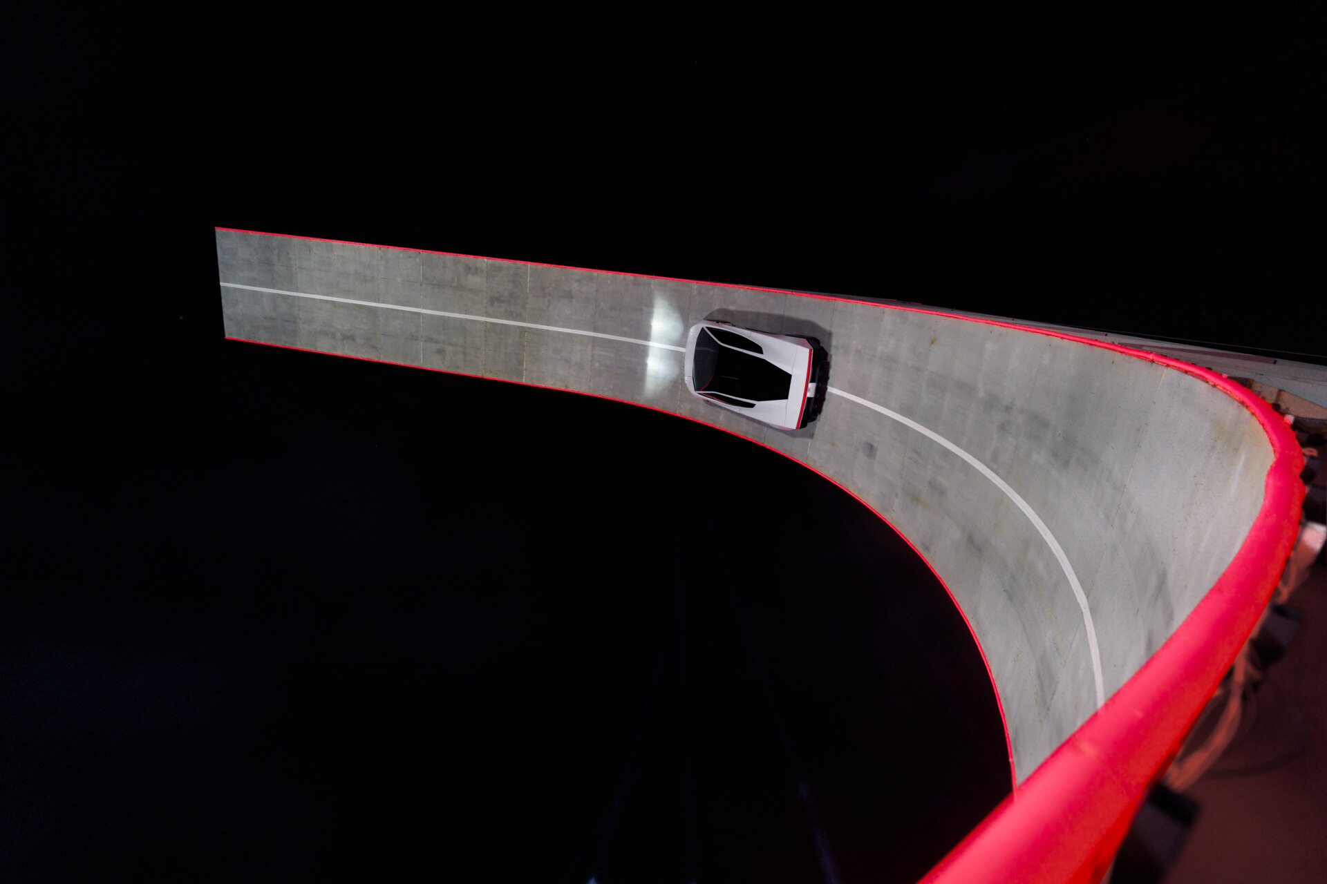 Tesla Roadster subiendo la curva antes de "volar"