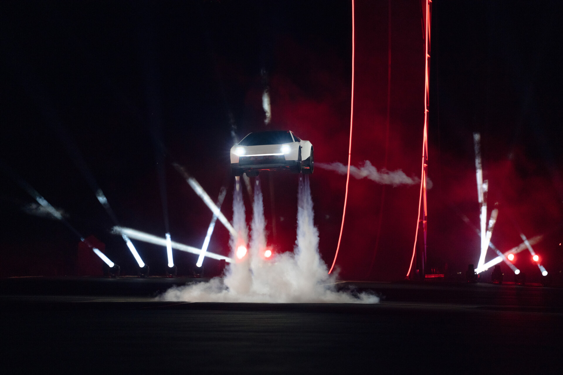 Tesla Roadster volando durante la presentación
