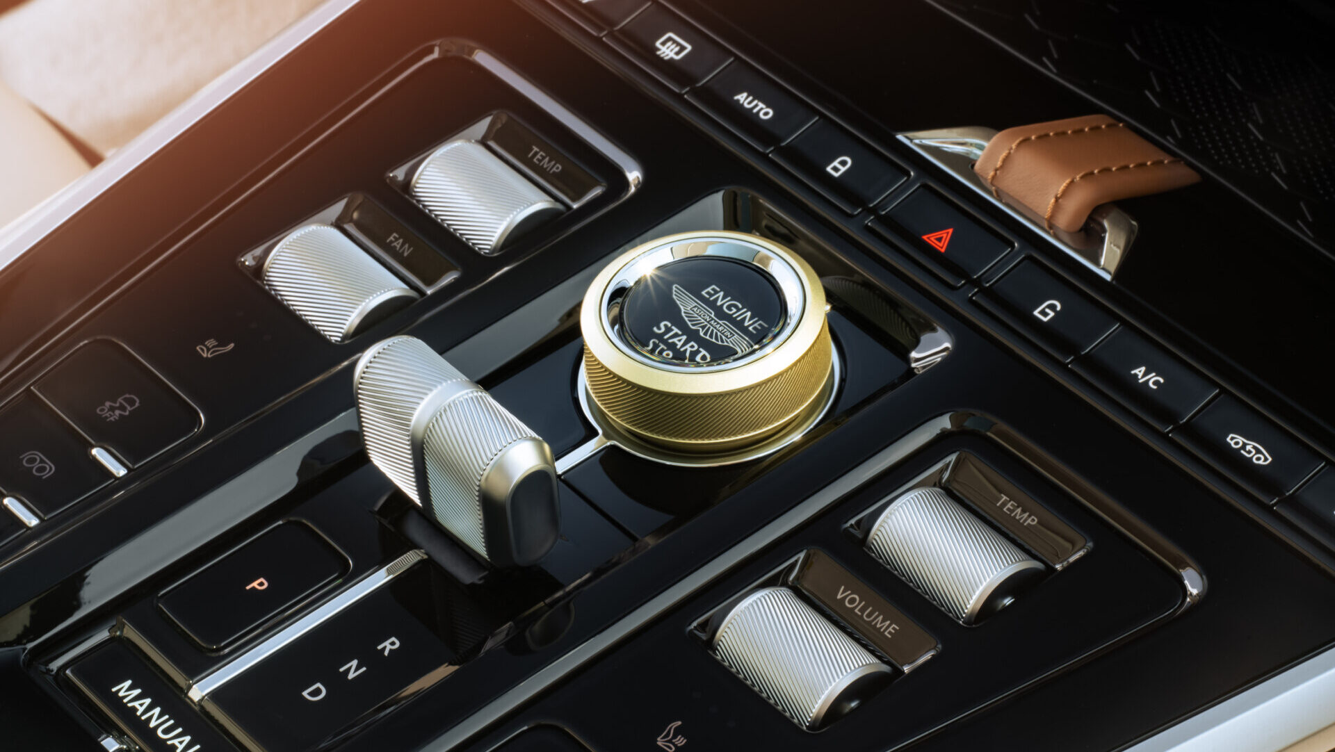 Detalle del panel de control del Aston Martin DBX GT con acabados de lujo