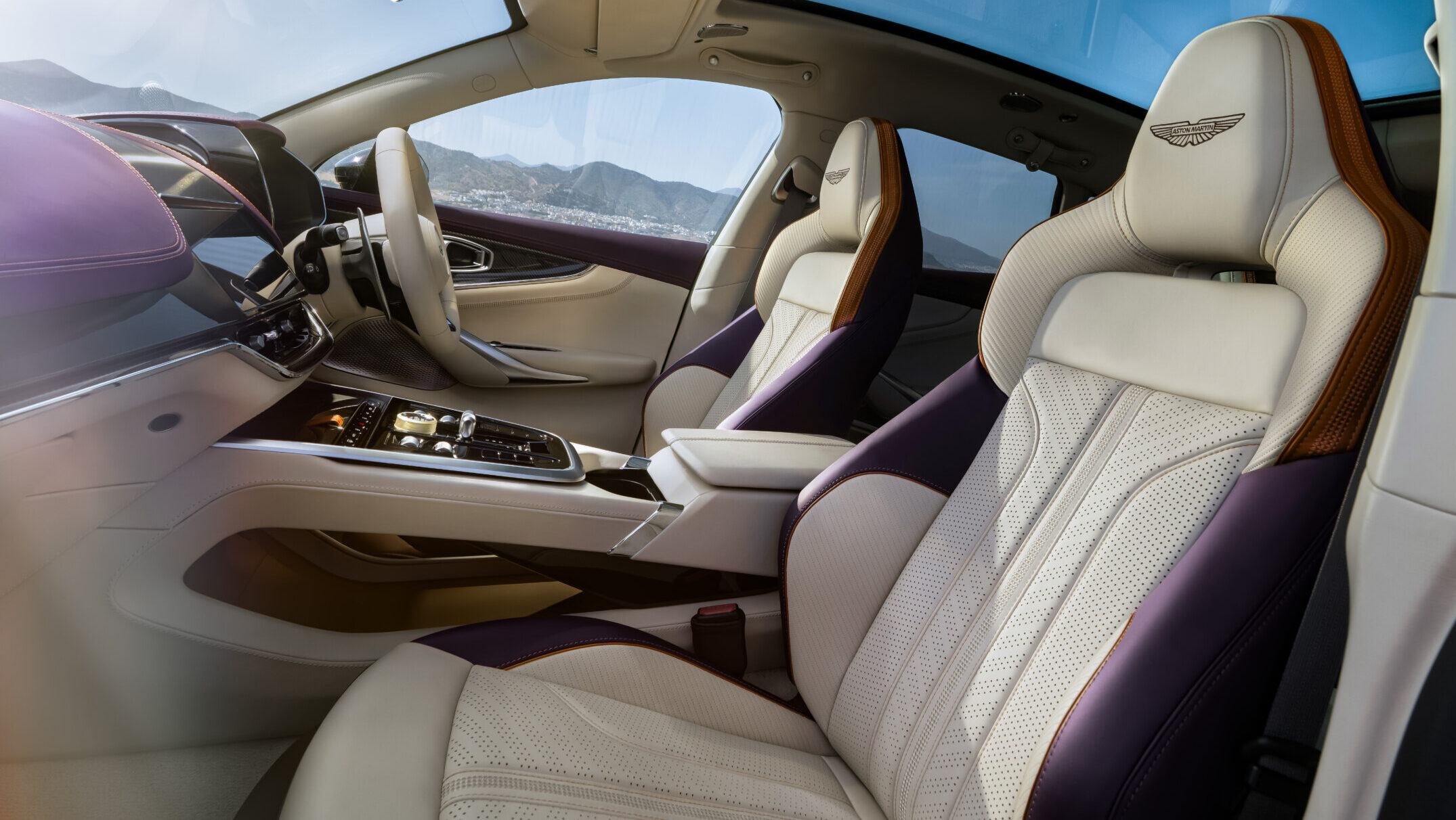 Interior del Aston Martin DBX GT con asientos de lujo y detalles refinados