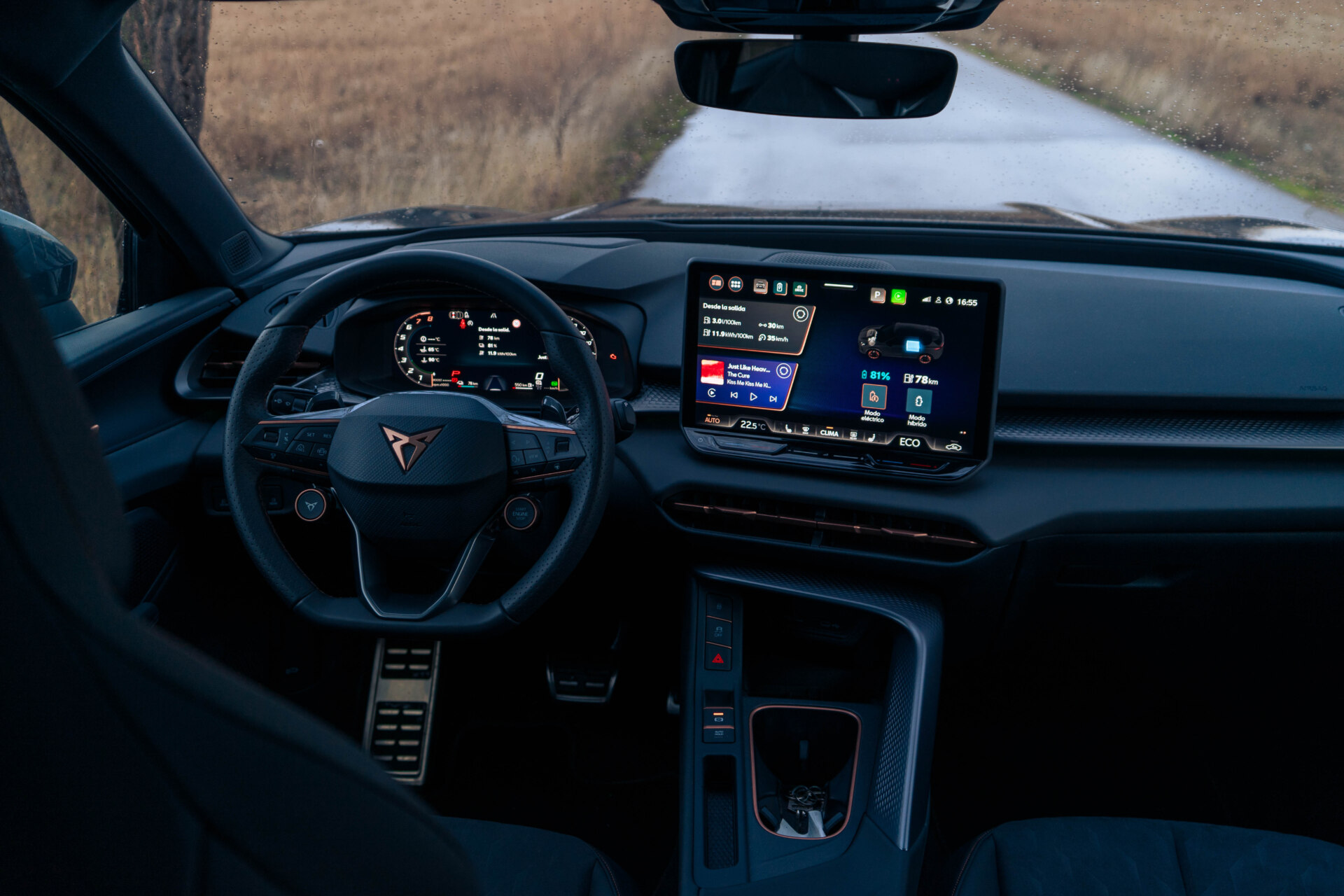 Vista interior del Cupra Terramar, un interior bien resuelto pero falto de botones