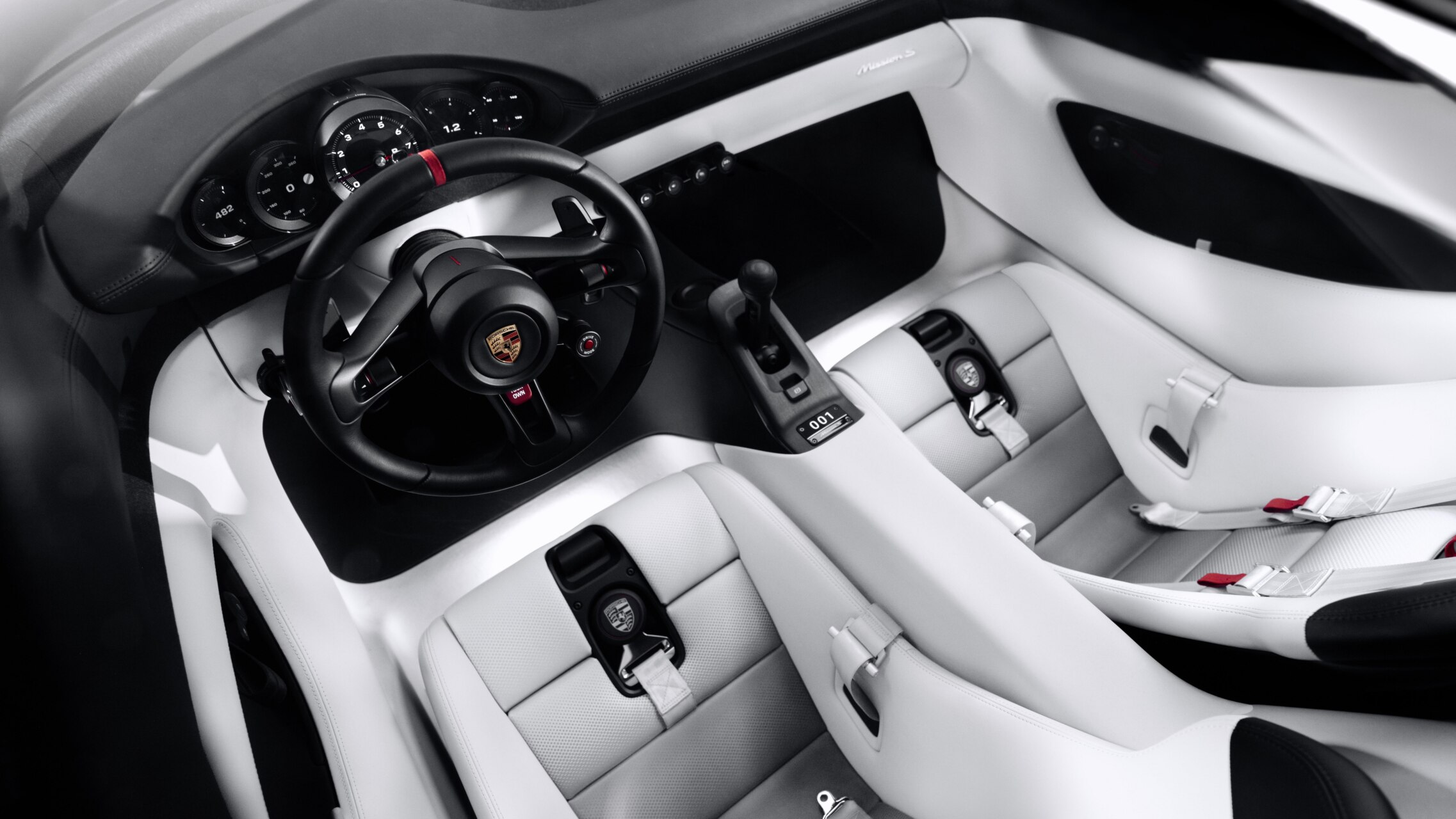 Interior bicolor del Porsche Mission S con volante, instrumentos circulares y asientos deportivos.
