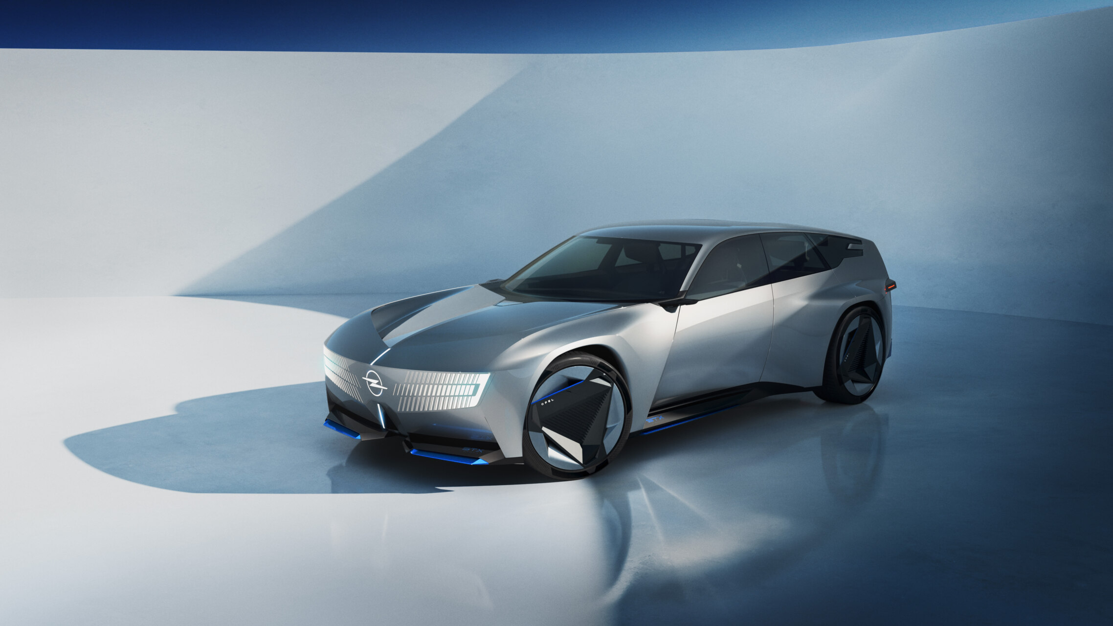Render del Opel STX Concept plateado, un familiar futurista visto desde delante y un lateral