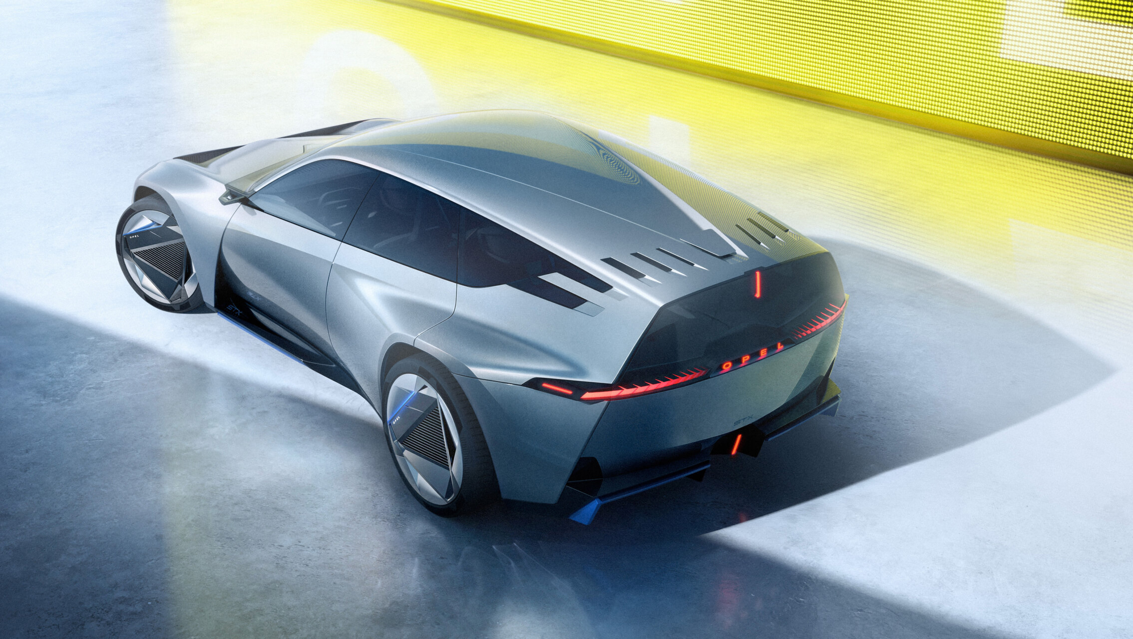 Ilustración de un Opel STX Concept plateado, vista desde atrás en tres cuartos.