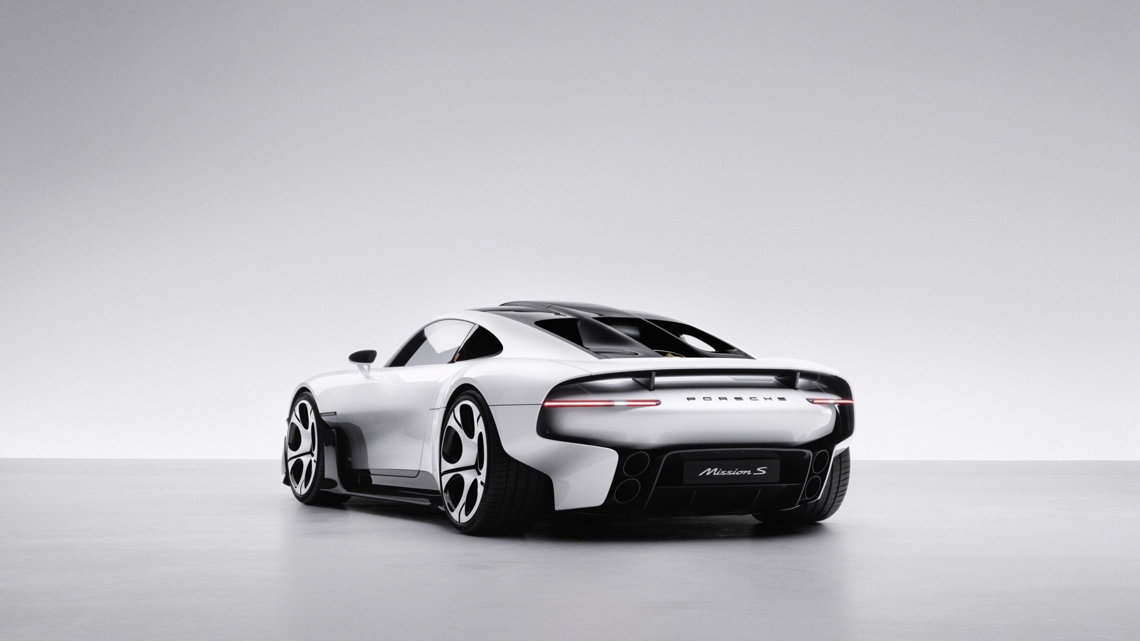 Representación del Porsche Mission S blanco, visto desde atrás en un fondo de estudio claro