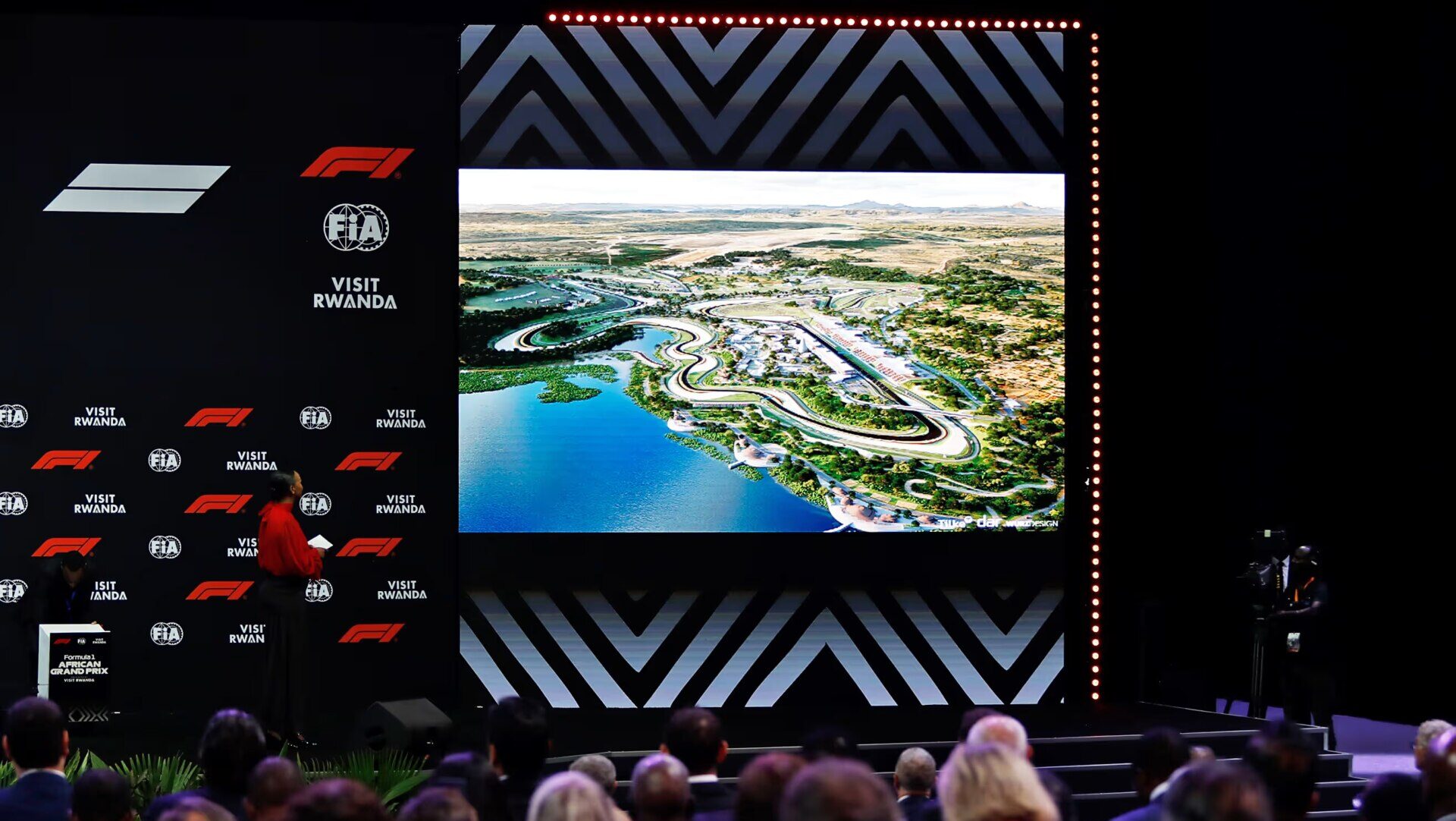 Pantalla con una representación aérea de un circuito junto a logotipos de Fórmula 1 y Ruanda