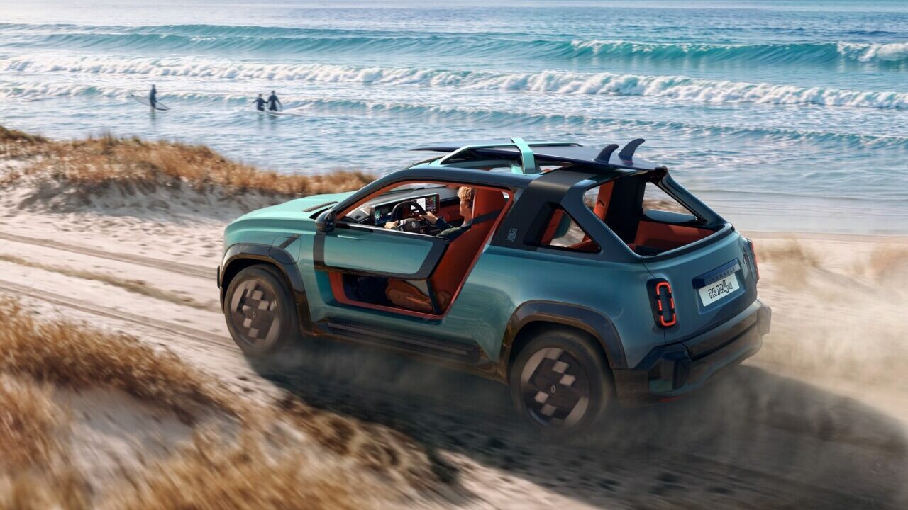 Prototipo Renault E-Space Concept en la playa con surfistas al fondo