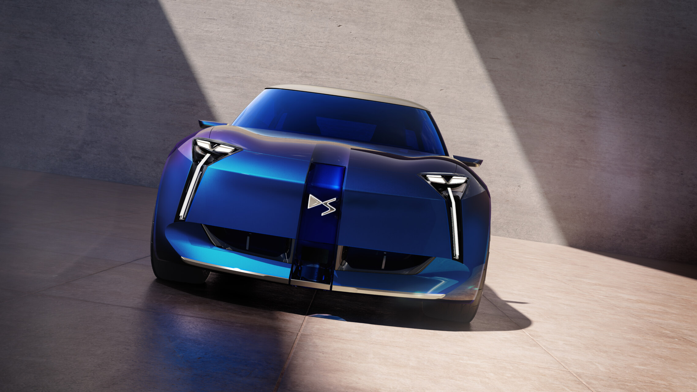 Render frontal del prototipo DS F3VER azul, con faros verticales y emblema central.