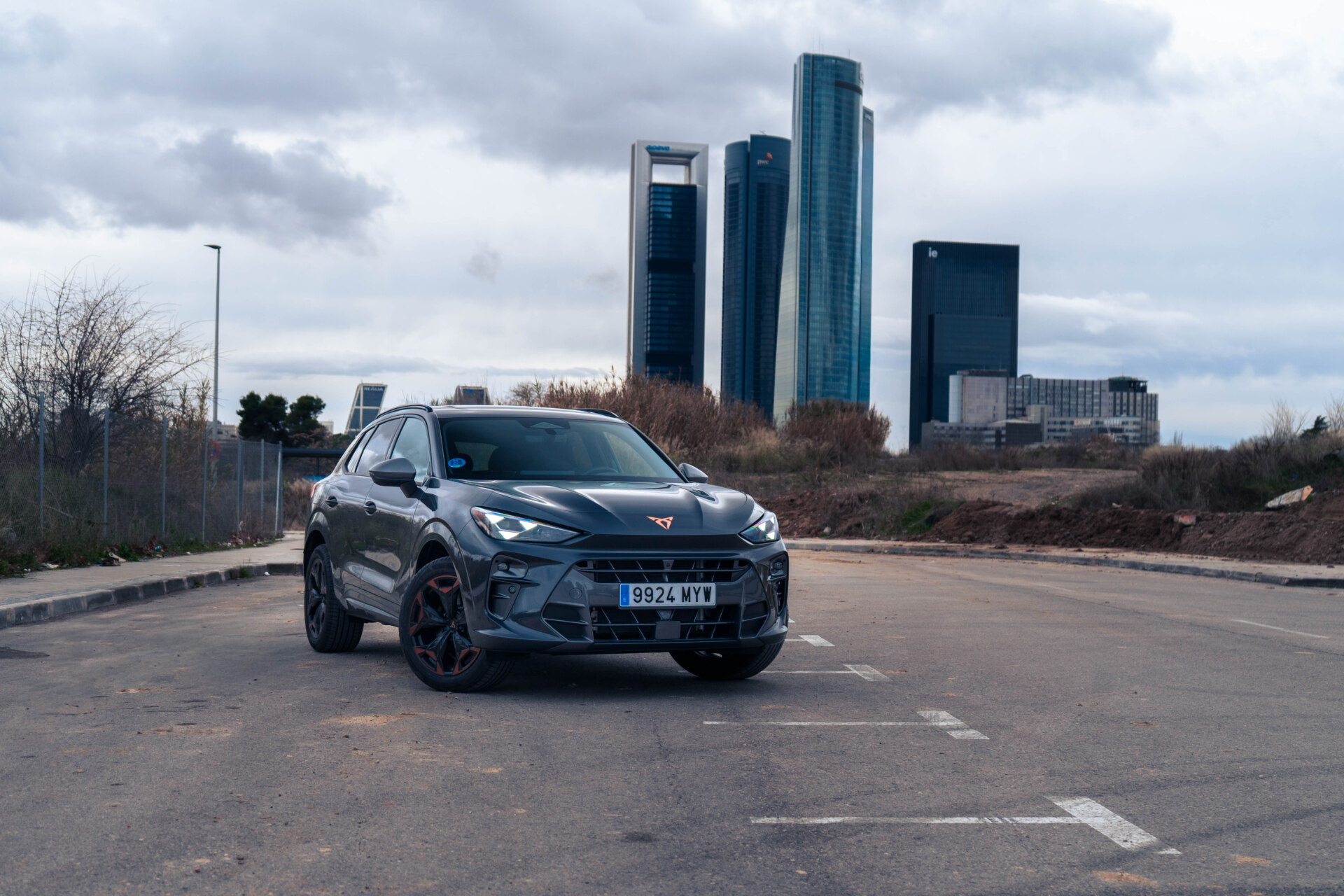 Vista tres cuartos delantera Cupra Terramar con las Cuatro Torres de fondo